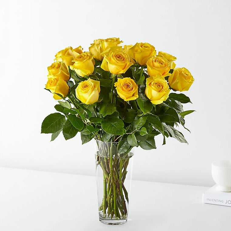 Vase de roses jaunes à longues tiges