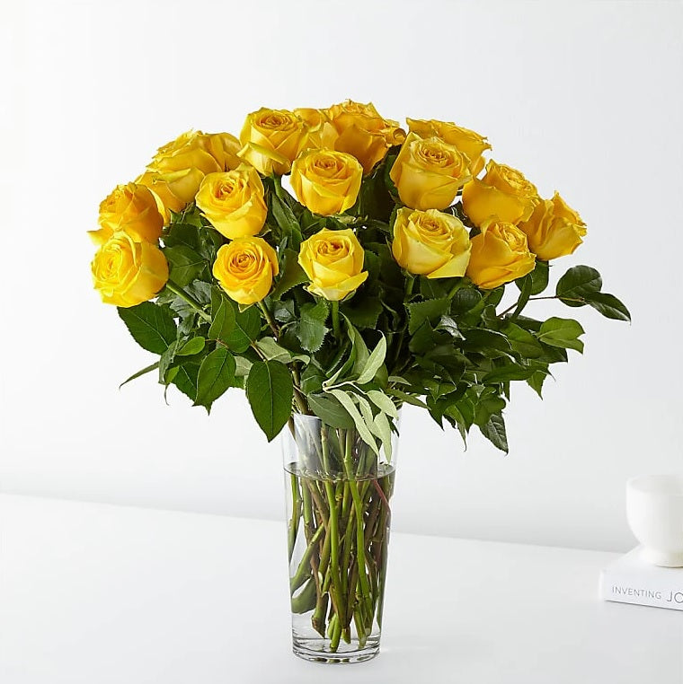 Vase de roses jaunes à longues tiges
