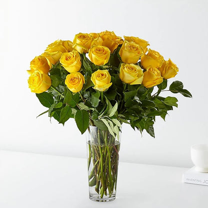 Vase de roses jaunes à longues tiges