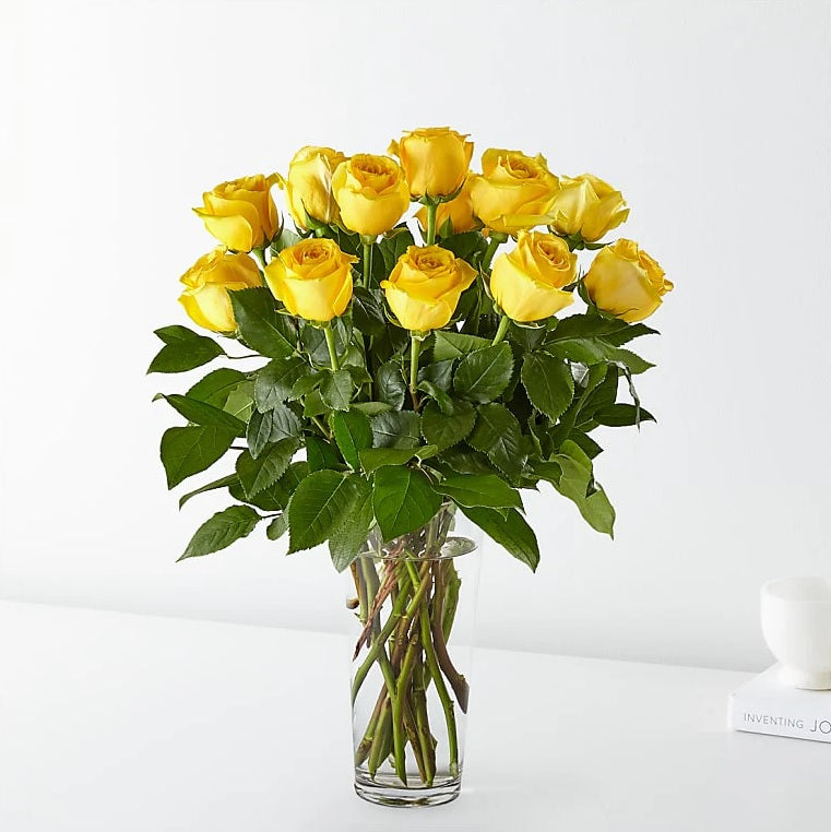 Vase de roses jaunes à longues tiges